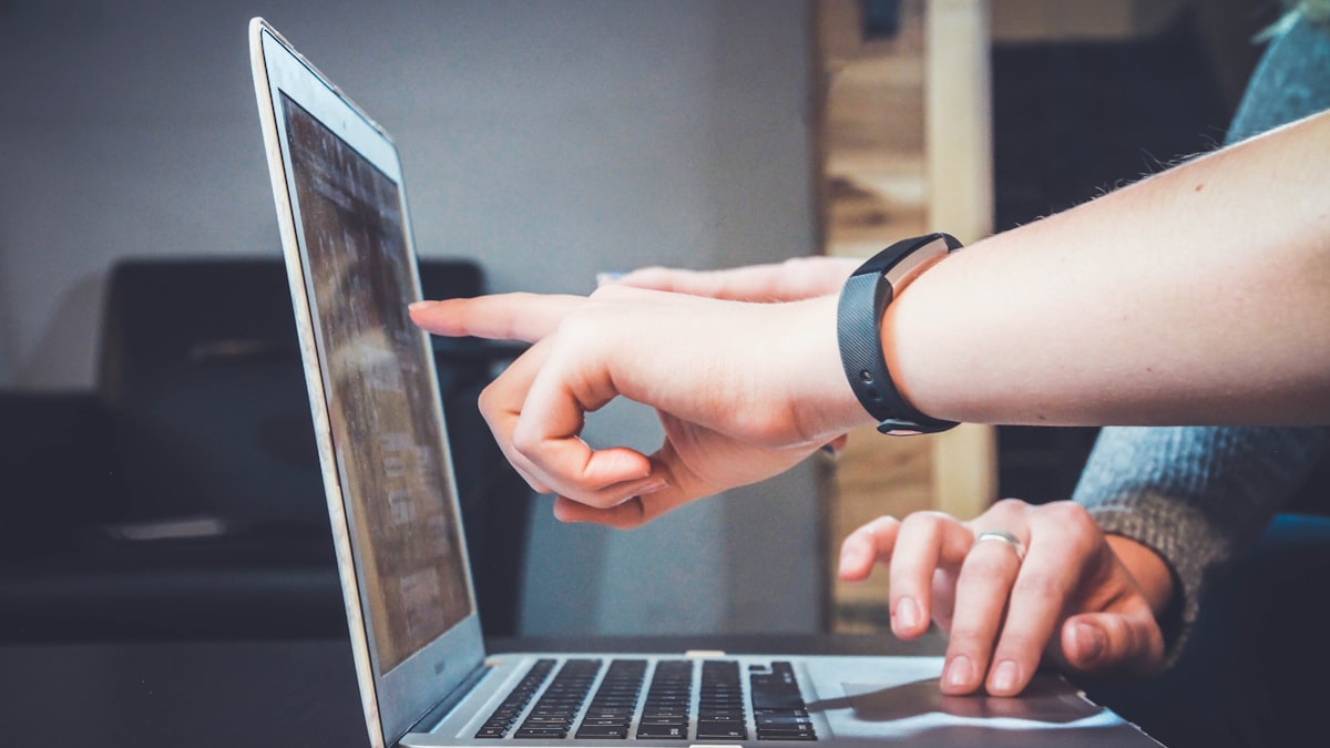 Réponse professionnelle et gestion des retours clients sur ordinateur