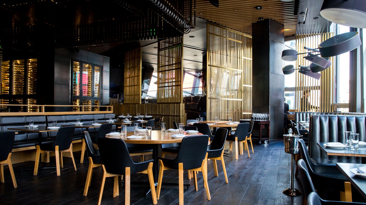 Ambiance soignée et table dressée dans un restaurant gastronomique